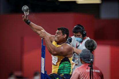 Wallace arremessou para a medalha de ouro e o recorde mundial.