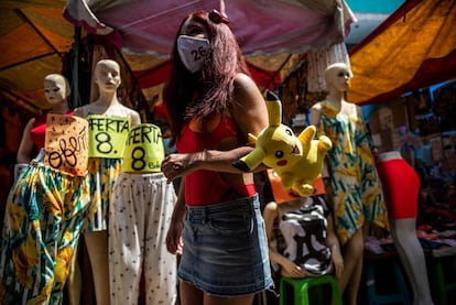 La candidata al Congreso peruano Milagros Juárez, fanática del anime, actúa durante un mitin de campaña vestida como un personaje de Asuka Langley, en Lima el 4 de abril.