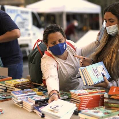 Puesto de libros en el paseo de Grácia de Barcelona.