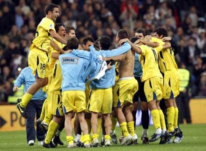 Los jugadores del Alcorcón festejan su hazaña en el Santiago Bernabéu.