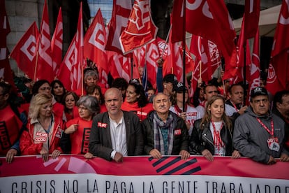 El secretario general de UGT, Pepe Álvarez (tercero por la derecha), y el secretario general de CC OO, Unai Sordo (tercero por la izquierda), durante la manifestación.