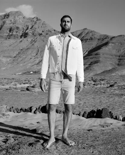 Aquí, la chaqueta vaquera aligera su tejido y se tiñe de blanco para reflejar la luz diurna sobre la arena volcánica de Lanzarote. Esta es Mango, al igual que la camisa y las bermudas que unen fuerzas para plantear un juego de tonos claros y longitudes desiguales.