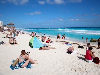 Vacacionistas se encuentran en las playas de Cancún, Quintana Roo, en enero de 2022.