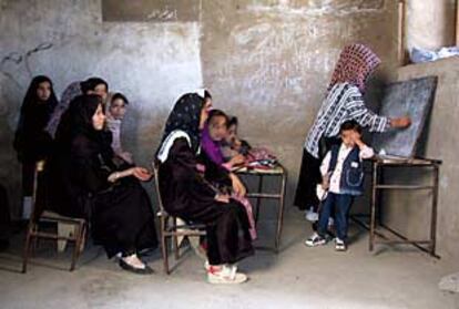 La profesora Zarmina imparte sus clases en un pasillo de la escuela Avegealalh, en Charikar.