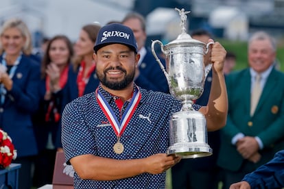 Spaun, con el trofeo.