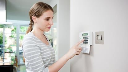 Una forma eficaz de proteger tu casa de posibles robos y de controlar las alarmas a distancia. GETTY IMAGES.