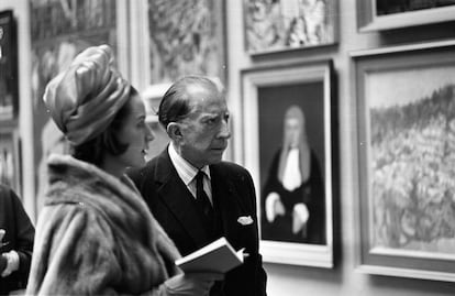 El multimillonario petrolero J. Paul Getty, con su abogada inglesa, Robina Lund, en abril de 1965 visitando una exposición en la Royal Academy de Londres. 