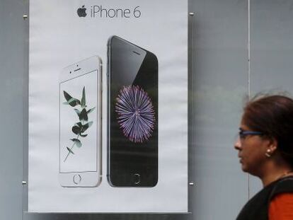 Una mujer pasa por delante de un anuncio del iPhone, en Bombay (India).