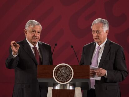 Andrés Manuel López Obrador y Manuel Bartlett durante una conferencia de prensa matutina en agosto.