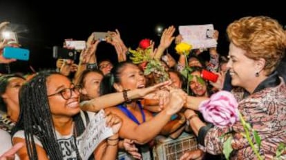 Dilma com mulheres em ato na frente do Planalto