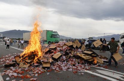 Le Boulou (France), 19/10/2023.- French winemakers destroy a shipment of tomatoes coming from Spain during a demonstration by the tollbooth in Le Boulou, near the Spanish border, south of France, 19 October 2023. Winegrowers and winemakers from south of France are protesting against the introduction of Spanish wines. (Protestas, Francia, España) EFE/EPA/GUILLAUME HORCAJUELO
