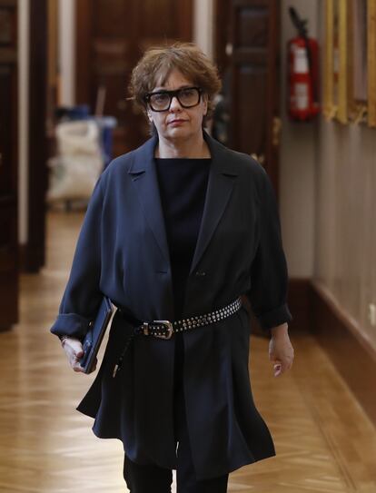 La vicepresidenta tercera del Congreso, Gloria Elizo, a su llegada a una reunión de la Junta de Portavoces del Congreso, en junio.