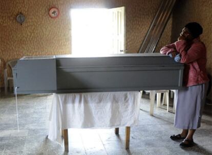 La madre de  Isis Obed Murillo, muerto el domingo por el disparo de un soldado en Tegucigalpa, vela su cuerpo.