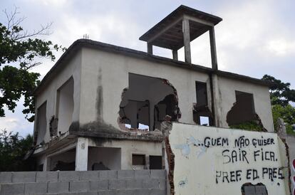 Conforme os moradores foram abandonando suas casas, dois anos atrás, as retroescavadeiras acabaram com ela elas, deixando um rastro de entulhos que permanece até hoje.