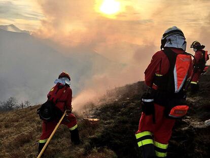 Dos hidroaviones del Ministerio de Agricultura se ha incorporado este lunes a las labores de extinción del incendio forestal en La Alcomba, en Ramales de la Victoria, donde sigue vivo el fuego más preocupante de los 32 que aún permanecen activos en Cantabria. En la imagen, efectivos de la UME trabajan en la zona de Saja y Lamiña, Valle de Cabuérniga, este domingo.