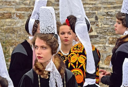 CONCARNEAU (BRETAÑA FRANCESA). Las cofias que llevan estas mujeres en el Festival Les Filets Bleus, y que han ido creciendo a lo largo de los siglos, miden entre 30 y 40 centímetros de altura. Portan en el interior una peineta para mantenerlas rectas y se complementan con un bonete. La coiffe bigoudène es una cofia ceremonial que solamente se exhibe en celebraciones señaladas.