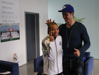 Mbappé de niño junto a Cristiano Ronaldo.