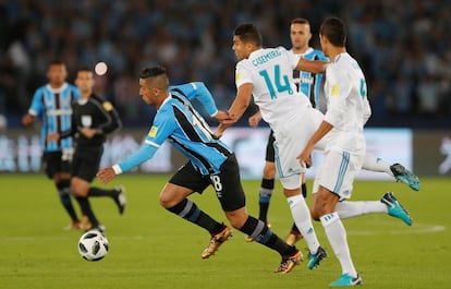 Lucas Barrios, jugador del Gremio, se hace con el balón con la presión de Casemiro.