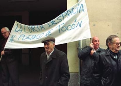 Vecinos de Tocón durante la manifestación, ayer, ante las puertas del Arzobispado de Granada.