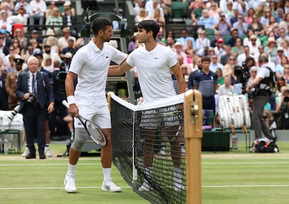 Carlos Alcaraz y Novak Djokovic se saludan minutos antes del comienzo de la final de Wimbledon, este domingo. 