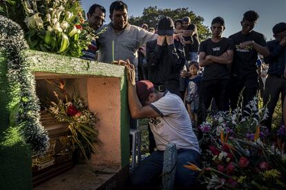 El funeral de Glendy Yesenia López, de 20 años. Fue
asesinada por dos pandilleros mientras conducía su mototaxi.