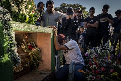 El funeral de Glendy Yesenia López, de 20 años. Fue
asesinada por dos pandilleros mientras conducía su mototaxi.