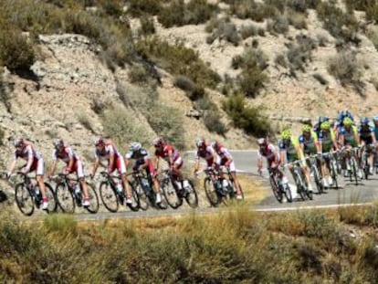 El pelotón de la Vuelta, en la etapa entre Huesca y Alcañiz (Teruel)