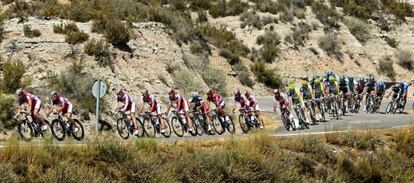 El pelotón de la Vuelta, en la etapa entre Huesca y Alcañiz (Teruel)