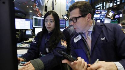 Operadores en el parqué de Wall Street