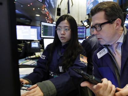 Operadores en el parqué de Wall Street