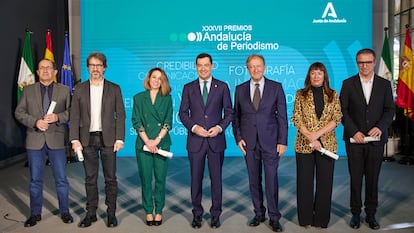 El presidente de la Junta de Andalucía, Juanma Moreno, preside la foto de familia durante la entrega de los Premios Andalucía de Periodismo en su XXXVII edición en el Palacio de San Telmo de Sevilla, este viernes.