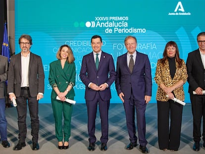 El presidente de la Junta de Andalucía, Juanma Moreno, preside la foto de familia durante la entrega de los Premios Andalucía de Periodismo en su XXXVII edición en el Palacio de San Telmo de Sevilla, este viernes.