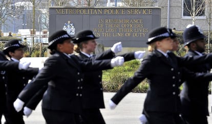 Un grupo de reclutas de policía marchan más allá del monumento en homenaje a los agentes muertos en servicio, en Londres.