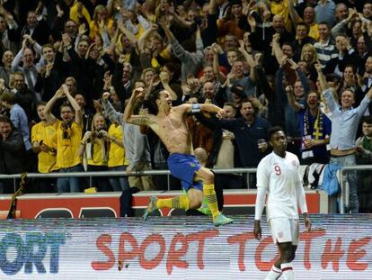 Ibrahimovic festeja su cuarto gol ante Inglaterra.