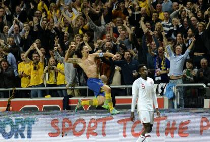 Ibrahimovic festeja su cuarto gol ante Inglaterra.
