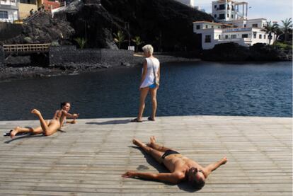 Un grupo de bañistas hoy en el pueblo de La Restinga, al sur de El Hierro, cerca de donde se ha detectado una posible erupción volcánica.