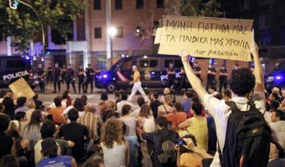 Indignados del Movimiento 15-M manifestándose, anoche, ante la embajada de Grecia.