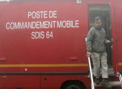 El marido de Anette Van Houtte sale de una unidad de salvamento francesa desplazada al lugar.
