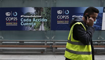 Un operario en uno de los pabellones del Ifema.