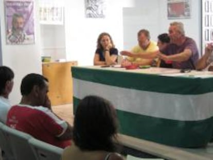 El portavoz del SAT, Diego Cañamero (2d), se dirige a los asistentes a la última asamblea del Sindicato Andaluz de Trabajadores (SAT). EFE/Archivo