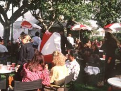 Las terrazas del Hipódromo de la Zarzuela, en Madrid se encuentran llenas de público. EFE/Archivo