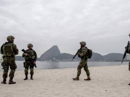 Fuzileiros navais treinam em praia carioca.