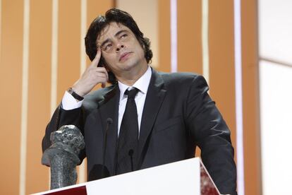 El actor y director portorriqueño Benicio del Toro, agradecidiendo a su manera el premio recibido en 2009 a mejor actor protagonista por 'Che, el argentino'.