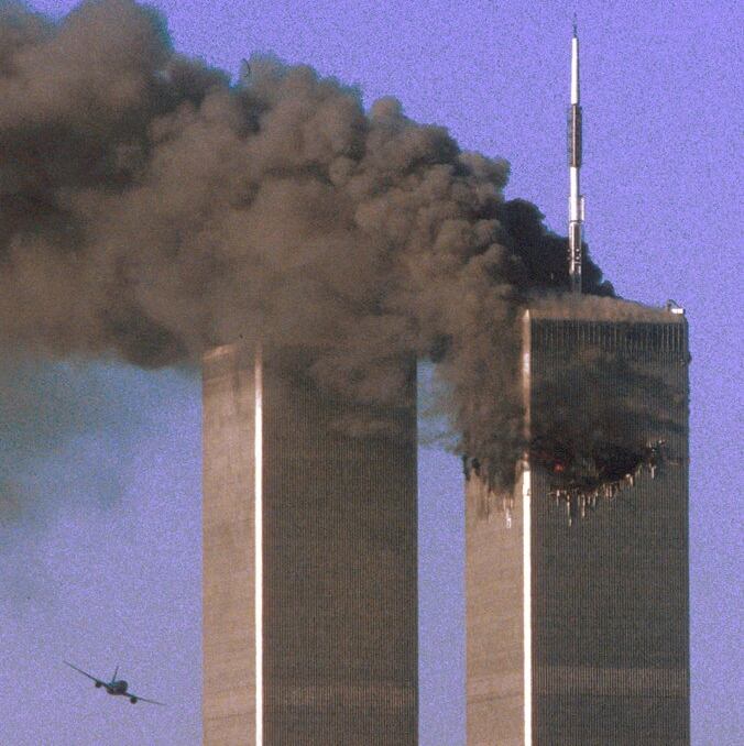 El vuelo 175 de United Airlines, antes de colisionar contra la TorreSur del World Trade Center de Nueva York, el 11 de septiembre de2001.