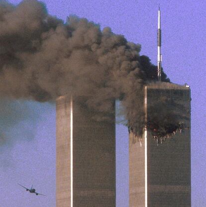 El vuelo 175 de United Airlines, antes de colisionar contra la Torre
Sur del World Trade Center de Nueva York, el 11 de septiembre de
2001.