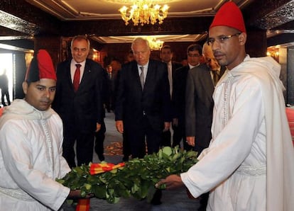 José Manuel García-Margallo (c), se prepara para depositar un ramo de flores en las tumbas del rey Hasan II de Marruecos y de su padre, Mohamed V, en el mausoleo Mohamed V en Rabat.
