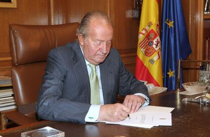 El Rey Don Juan Carlos firma el documento de su abdicación.