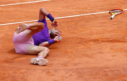 Nadal se duele sobre la arena tras sufrir un tropezón, este viernes en Roma.