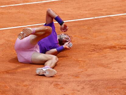 Nadal se duele sobre la arena tras sufrir un tropezón, este viernes en Roma.