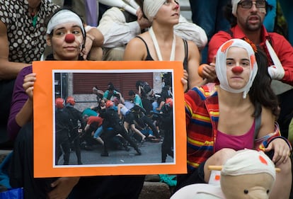 Varios centenares de personas se han concentrado hoy ante el Palacio de Justicia de Bilbao para reclamar el mantenimiento de gaztetxe de Kukutza y denunciar la brutalidad policial de los agentes de la ertzaintza durante el desalojo. En estas instalaciones judiciales se celebraba esta mañana la vistilla donde la titular de Juzgado número 5 de lo contencioso ha escuchado a las partes en conflicto.